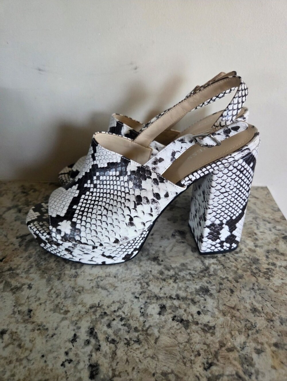Guess Block Heels - Picture 2 of 7